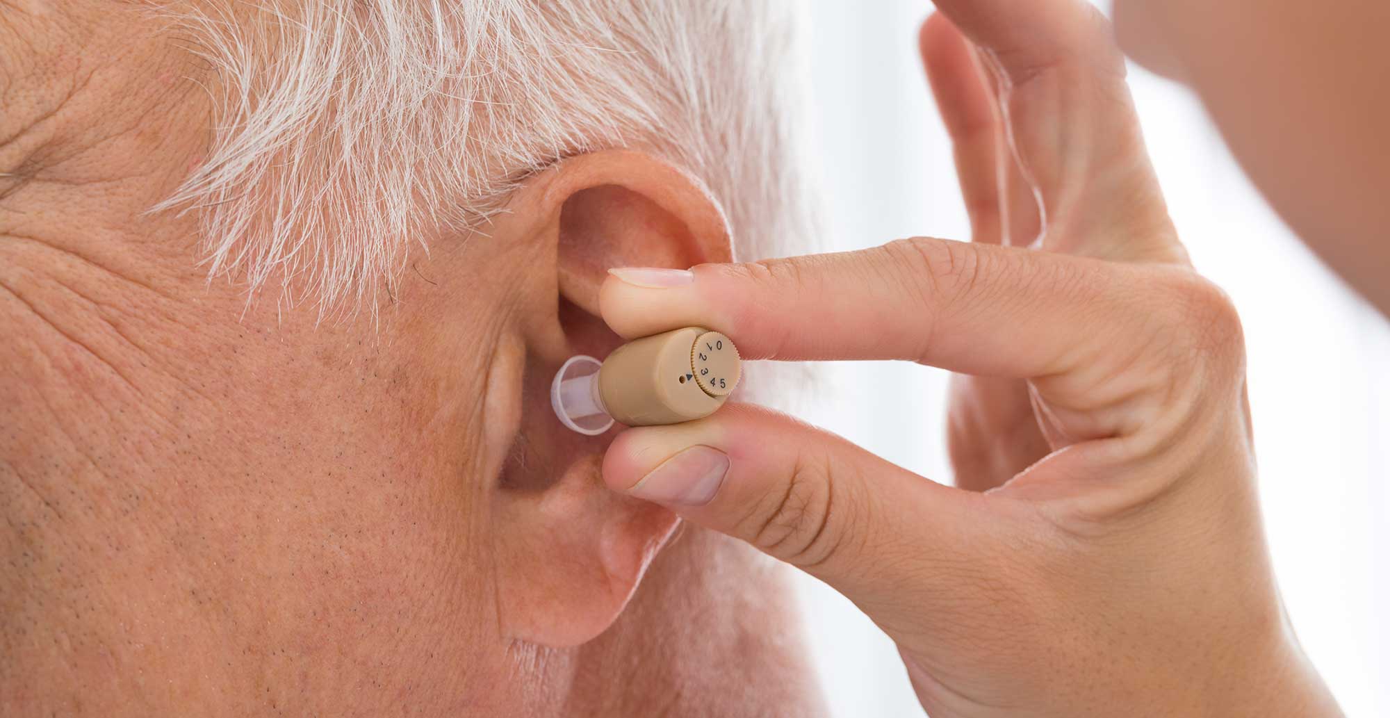 Hearing video. Слуховой аппарат. Слуховые аппараты для пожилых людей. Внутриушной слуховой аппарат. Незаметный слуховой аппарат.
